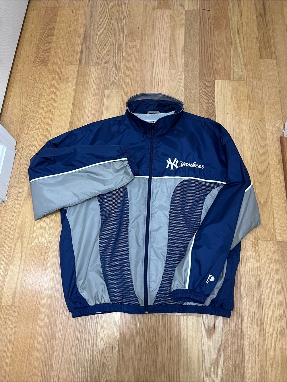Pro Player 90’s
Vintage
NY Yankees Embroidered
Windbreaker Jacket